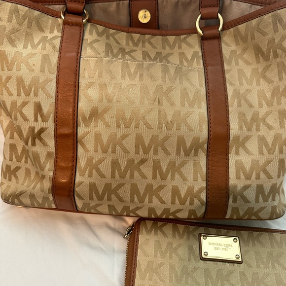 MICHAEL KORS TAN MONOGRAM TOTE 15x9 & ZIP AROUND WALLET - Picture 3 of 16